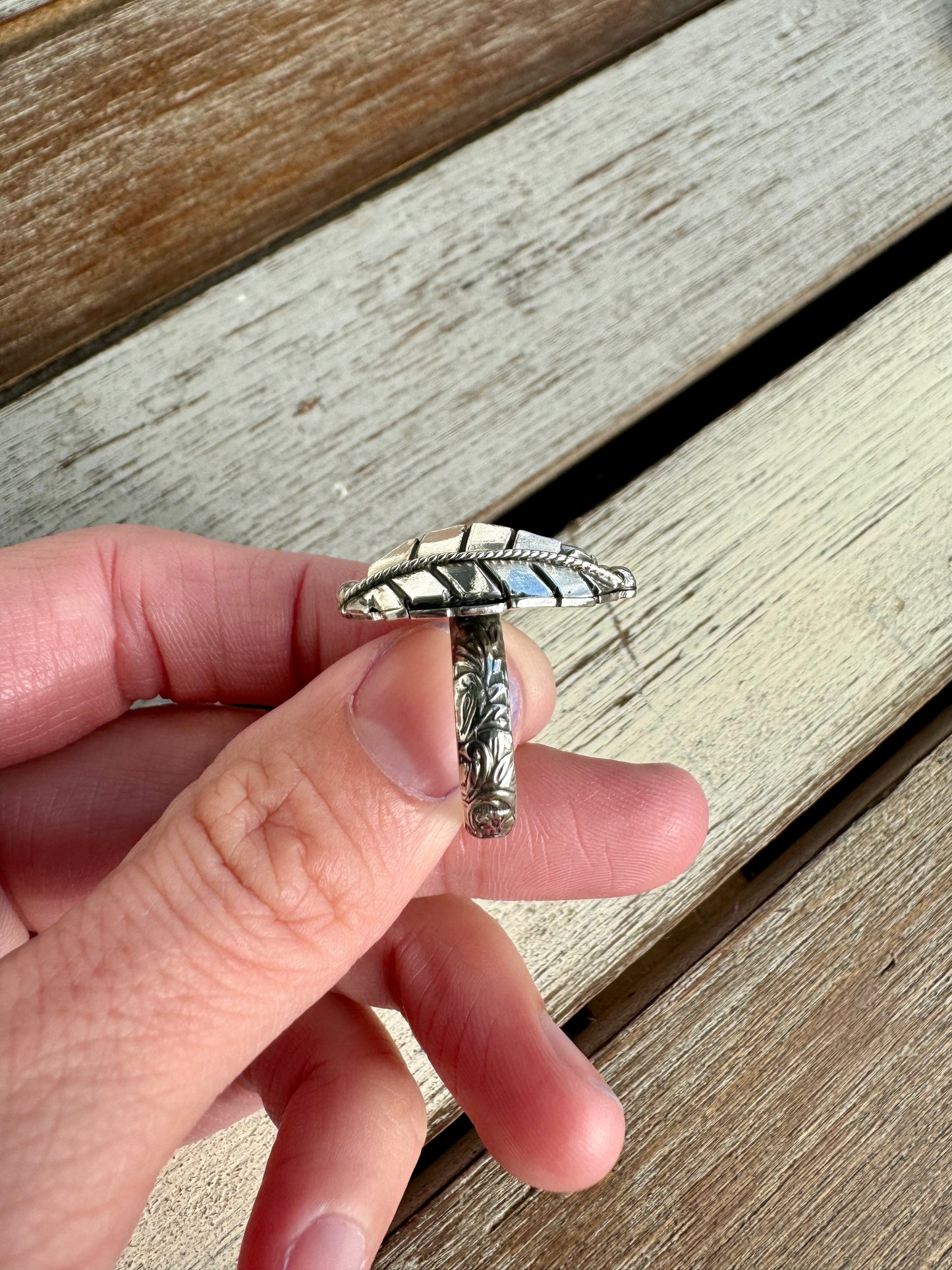 White Buffalo Leaf Ring Size 5.5